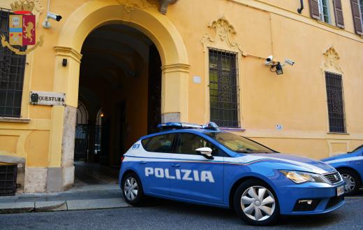 Questura di Cremona: arrestati due giovani per tentata estorsione e ricettazione in concorso.