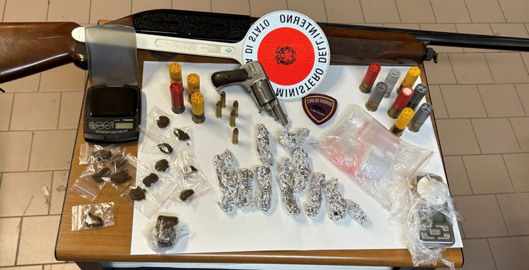 Foto comunicato stampa sequestro armi e droga 30.10.2023