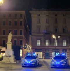 Rapina davanti al Tetro Regio - La Polizia di Stato denuncia cinque minorenni.