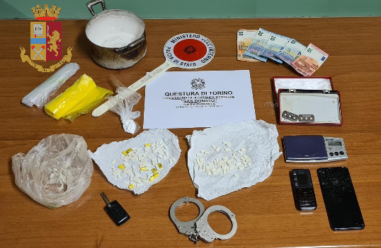 Torino: in casa droga, materiale per il taglio e confezionamento, arrestato dalla Polizia di Stato