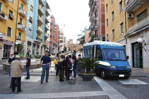 IL “CAMPER DELLA POLIZIA DI STATO, …..Questo non è Amore” su Corso Mazzini di Cosenza.