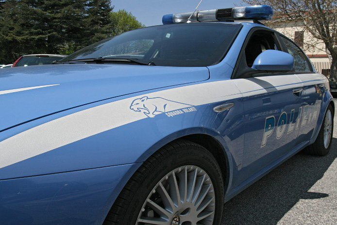 Faenza: vende l’auto e viene pagato con assegni cabriolet, la Polizia denuncia due rumeni