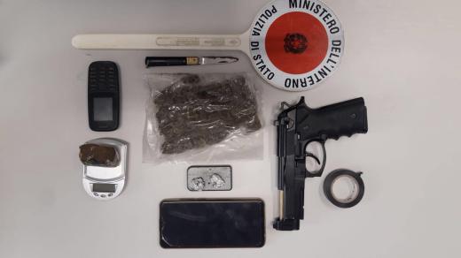 Polizia di Stato-Canosa: Arrestato cinquantenne trovato in possesso di circa 100 grammi di marijuana e hashish.