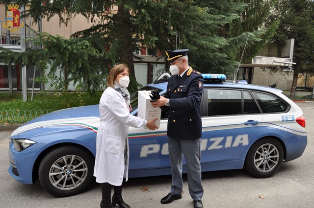 La Polizia Stradale consegna alcool all'Ospedale di Isernia.