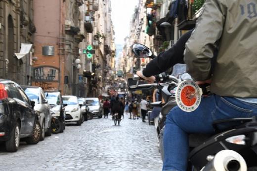 Centro storico: a bordo di uno scooter rubato tentano di eludere il controllo. La Polizia di Stato trae in arresto un soggetto e denuncia un minorenne.