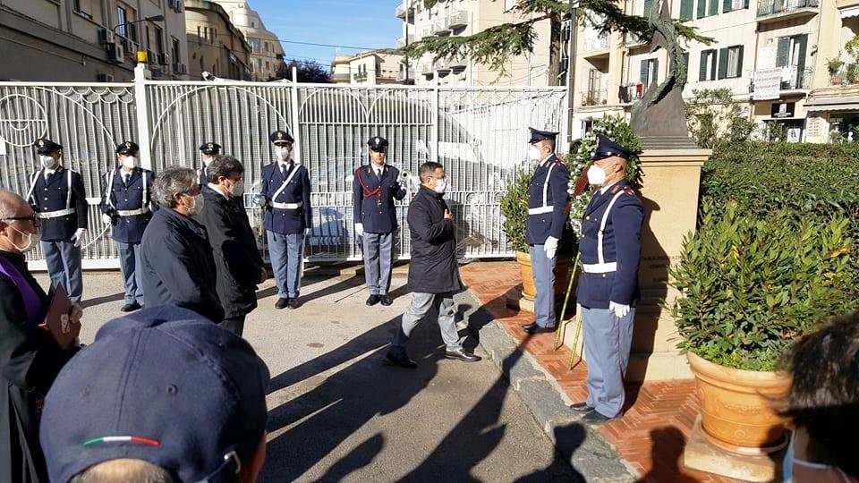 Caltanissetta, il questore Ricifari stamattina ha deposto una corona presso il monumento dedicato ai caduti della Polizia di Stato.