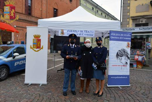 Questura di Cremona: continua l'attività di sensibilizzazione della Polizia di Stato sul tema "Contrasto alla Violenza di Genere - Questo non è Amore" (galleria fotografica).