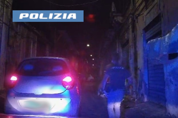 FUGGONO ALL’ALT DELLA POLIZIA: ARRESTATO UN UOMO ALLA GUIDA DI UN’AUTO RUBATA