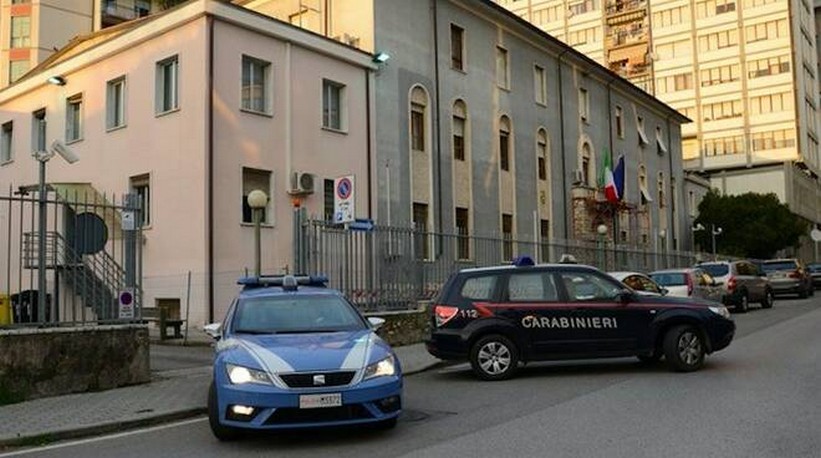 Massa-Carrara – operazione congiunta polizia di stato e carabinieri: arrestati i componenti di una banda dedita ai furti in esercizi pubblici.