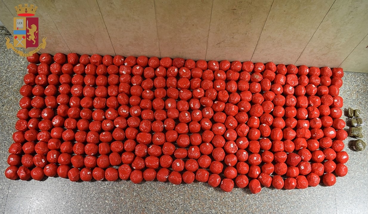 Milano: 300 involucri targati xbox per camuffare 64 kg di hashish 3