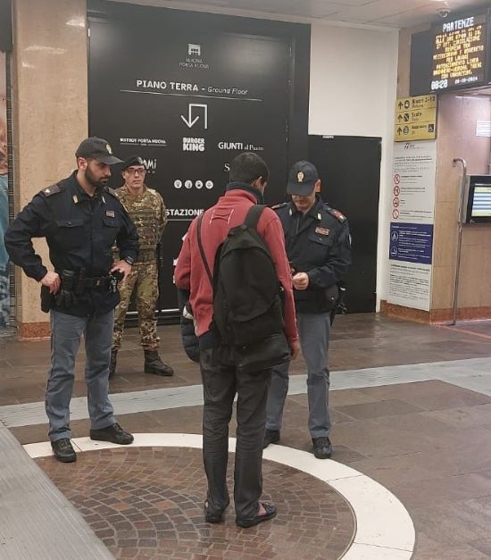 Rapina un turista a bordo di un treno: ventunenne fermato e condotto in carcere dalla Polizia di Stato