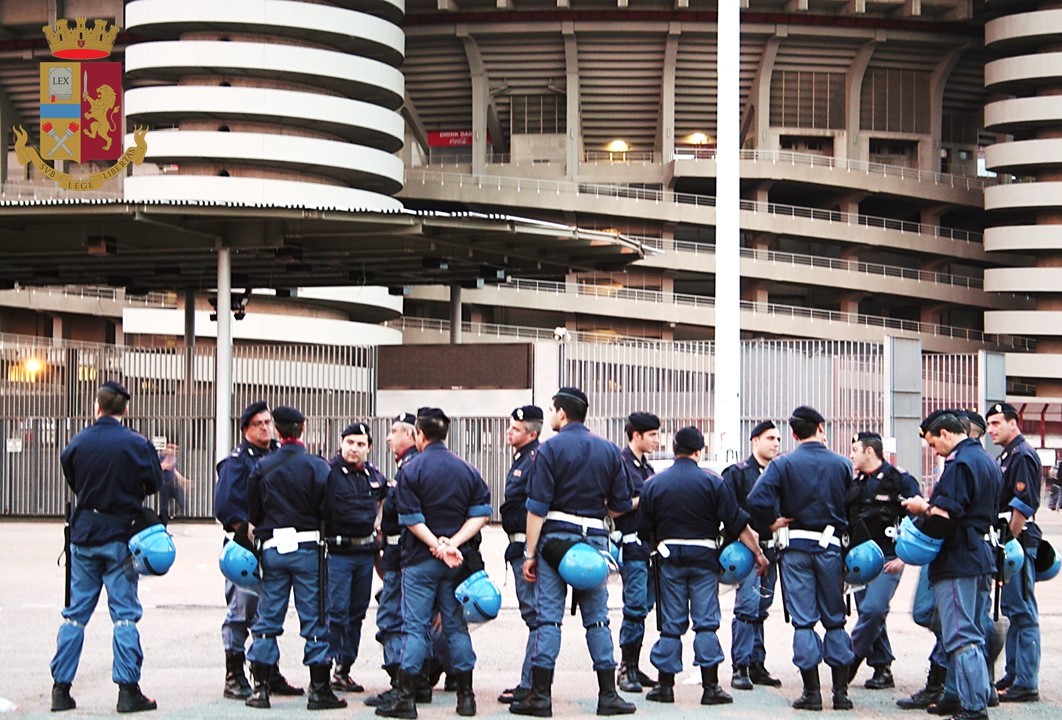 Milano, la Polizia di Stato denuncia due tifosi per i petardi di Inter-Juve
