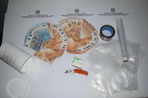 Polizia di Stato arresta due spacciatori, sequestra cocaina e 13.145 €uro. Per giustificare il denaro contante presentano buste paga false