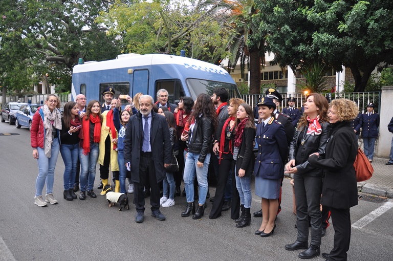 Il Questore di Palermo, insieme alla testimonial dell'evento, la giornalista Stefania Petyx, ed una delegazione di studenti universitari