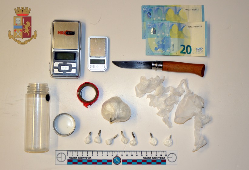 Carrara – Sequestrati 40 grammi di cocaina: la Polizia di Stato arresta un pusher e denuncia il suo collaboratore per traffico di droga