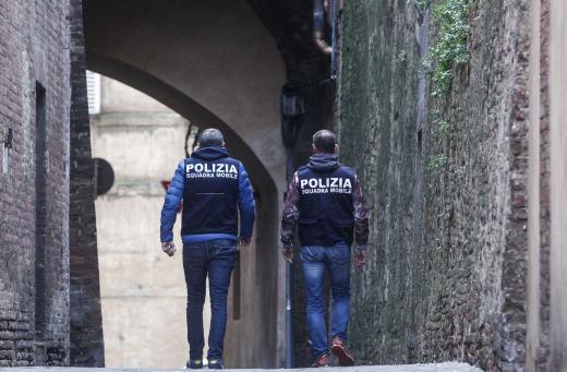 In trasferta a Siena da Firenze, rubano profumi ed occhiali ma vengono rintracciati dalla Polizia di Stato