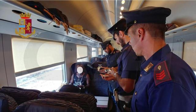 Compie atti osceni a bordo treno, bloccato in fuga dalla Polizia di Stato