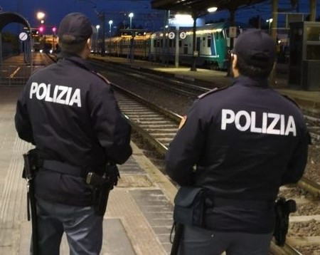Sorpresi senza biglietto scappano dal finestrino del treno Denunciati dalla Polizia di Stato