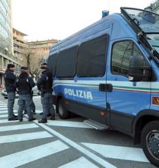 Tifoso dell’h.c. Bolzano lancia fumogeni contro la Polizia, un altro con la svastica sulla tshirt