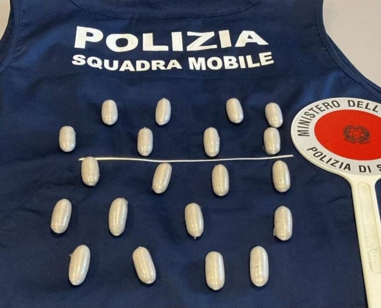 Straniera arrestata con 20 ovuli di eroina