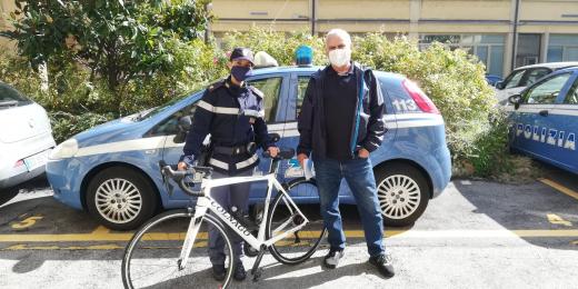La Polizia di Stato sequestra e restituisce una bicicletta da corsa marca Colnago dopo un attenta attività di controllo del territorio