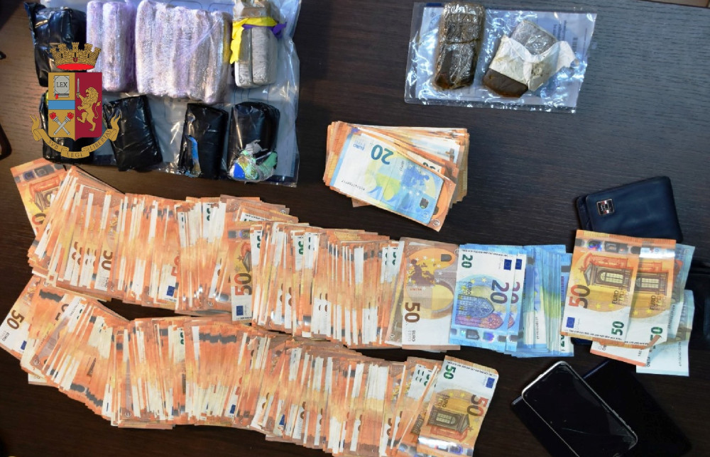 Somma Vesuviana: sorpresi in un hotel con  2 kg di droga e 35.000 euro.