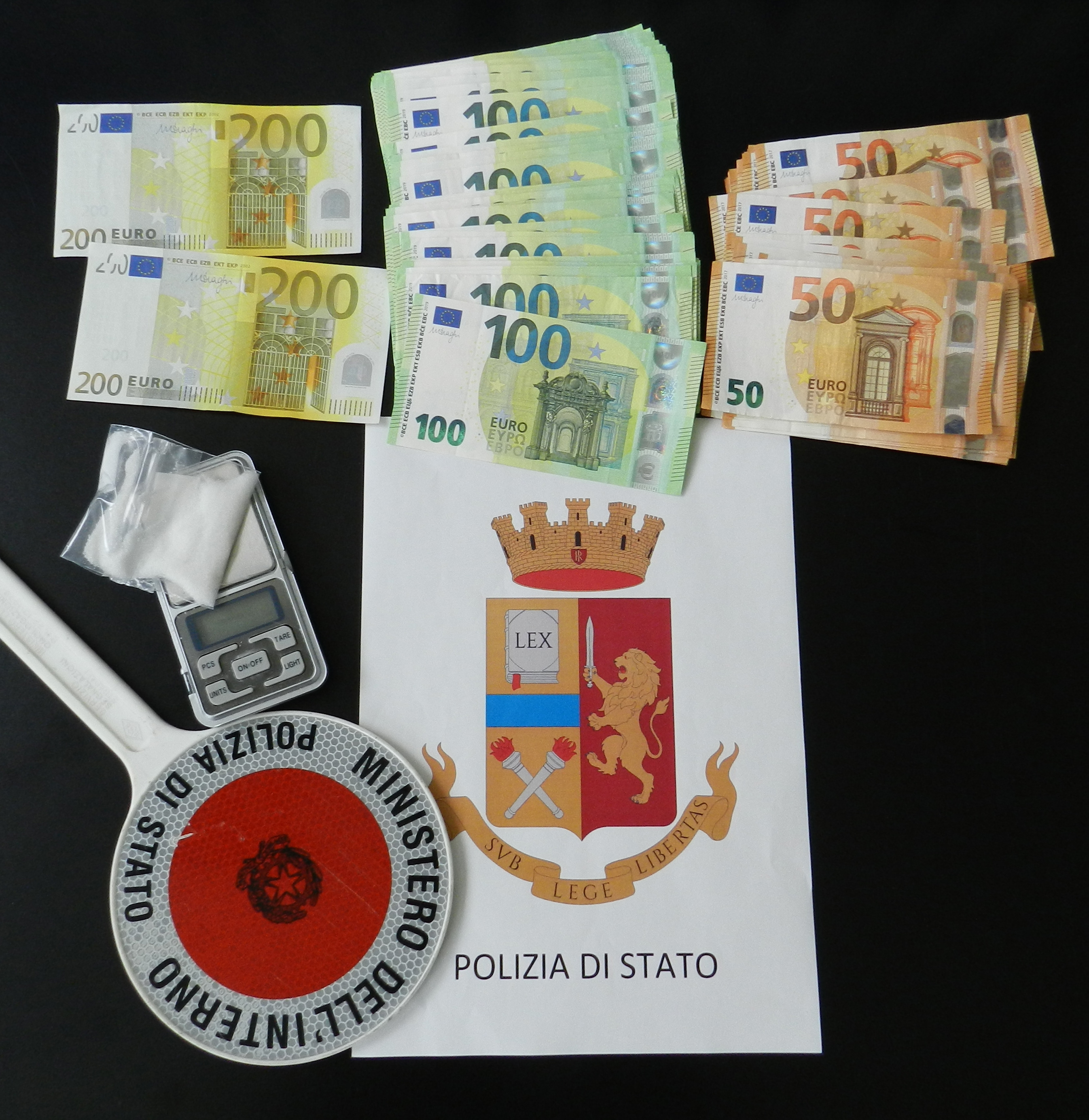 LA POLIZIA DI STATO SEQUESTRA 8800 EURO E COCAINA