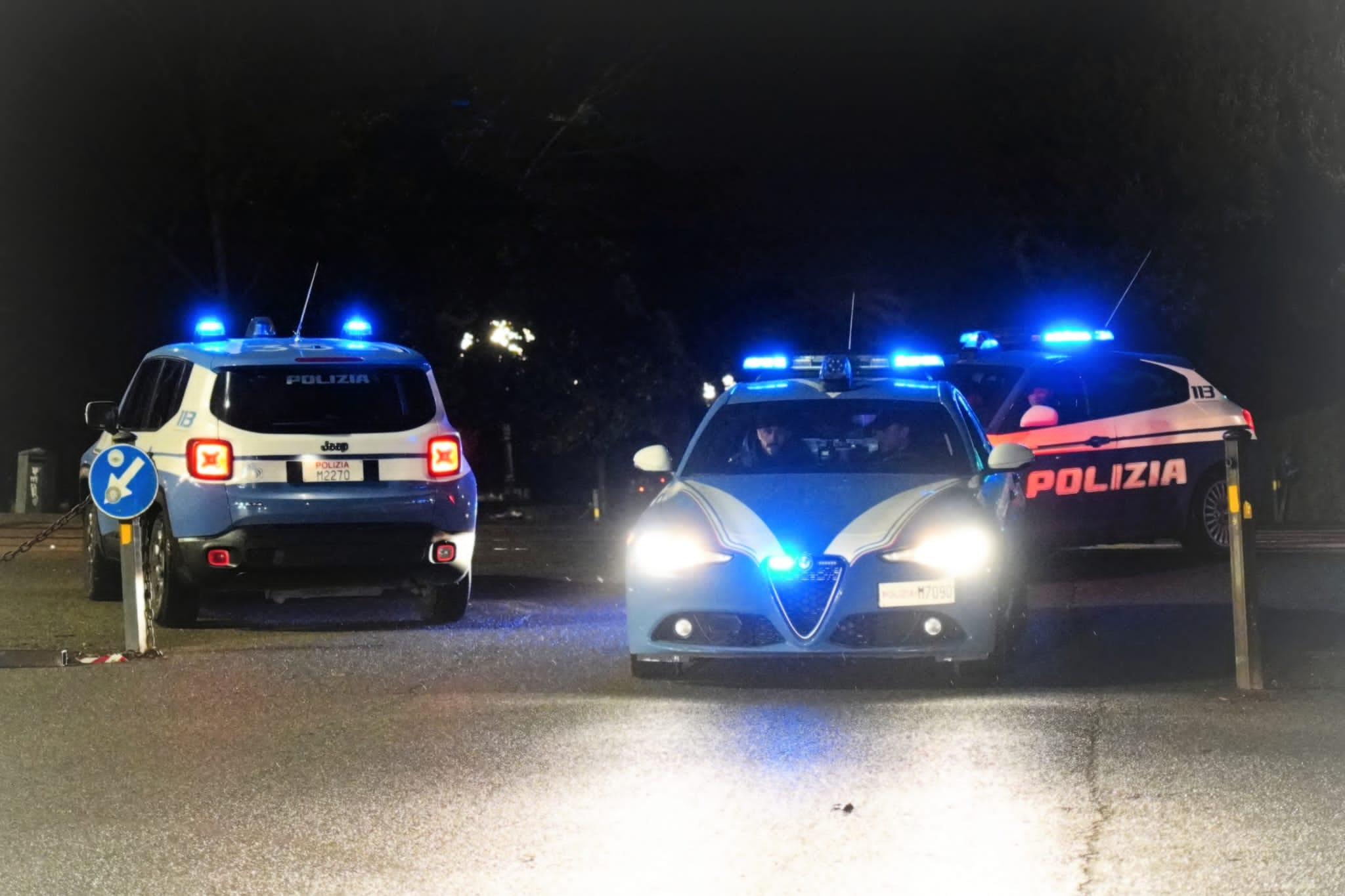 In fuga dagli agenti in bicicletta per le Cascine, avrebbe tentato di liberarsi di due etti di droga: giovane arrestato dalla Polizia di Stato