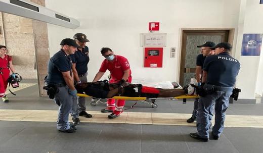 Si sente male in treno e si accascia a terra sul marciapiede: viaggiatore soccorso in stazione a Rovereto