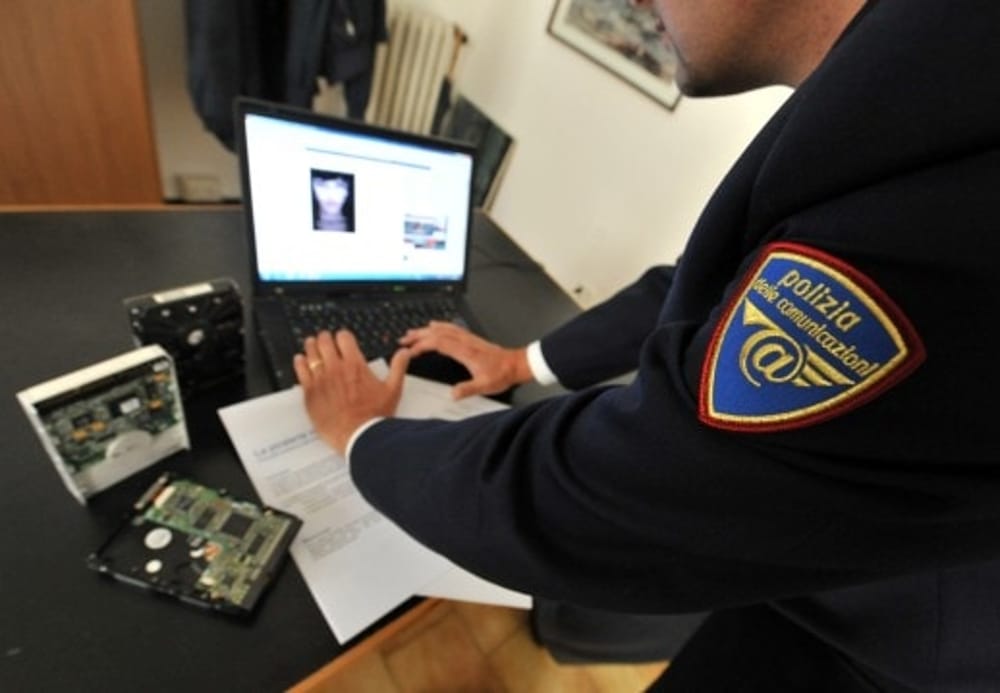 Frode informatica: sequestrate dalla Polizia di Stato 22 carte di credito, 7 token e 13.000 euro.