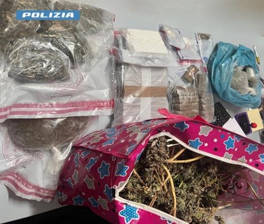 Controlli straordinari della Polizia di Stato in zona Ponticelli: sgominato un laboratorio di droga. Arrestato un 30enne napoletano. Sequestrati oltre 10 kg di sostanze stupefacenti e munizioni.