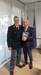 NUOVO MANUALE SULL'USO DELLE ARMI PER LE FORZE DI POLIZIA. I COMPLIMENTI DEL QUESTORE DE LORENZO AL POLIZIOTTO AUTORE DEL TESTO.