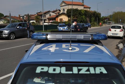 Questura di Varese – Arrestato un uomo di 51 anni per il reato di rapina di un’auto di Poste Italiane, furto di corrispondenza, danneggiamento aggravato e resistenza a P.U.