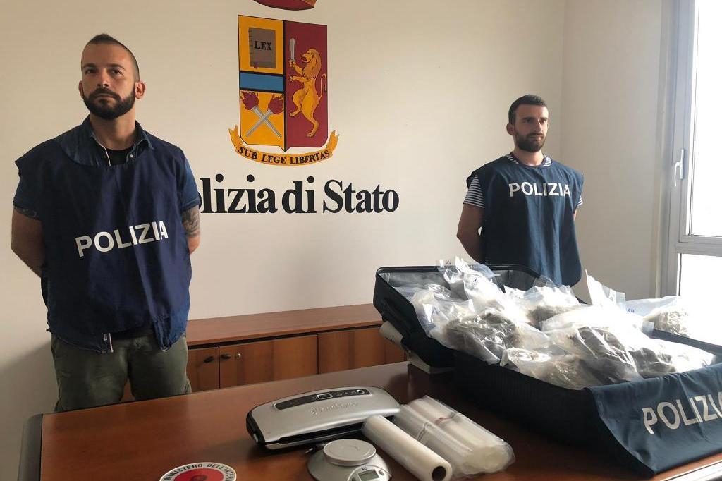 Polizia di Stato: 2 arresti per una valigia di marijuana.