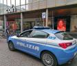 Ruba capi di abbigliamento per quasi 500 euro: 30enne arrestata dalla Polizia di Stato. Gli agenti delle Volanti sequestrano anche un dispositivo per la rimozione delle placche antitaccheggio