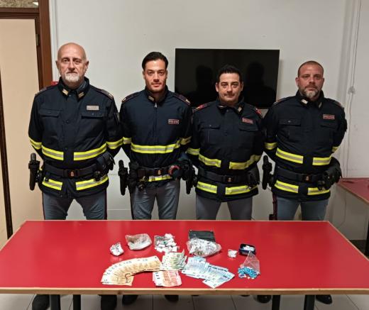 Arrestati dalla Polizia di Stato 2 spacciatori: con loro oltre 130 dosi di stupefacente pronte per lo spaccio, 1000 euro in contanti provento della droga già venduta