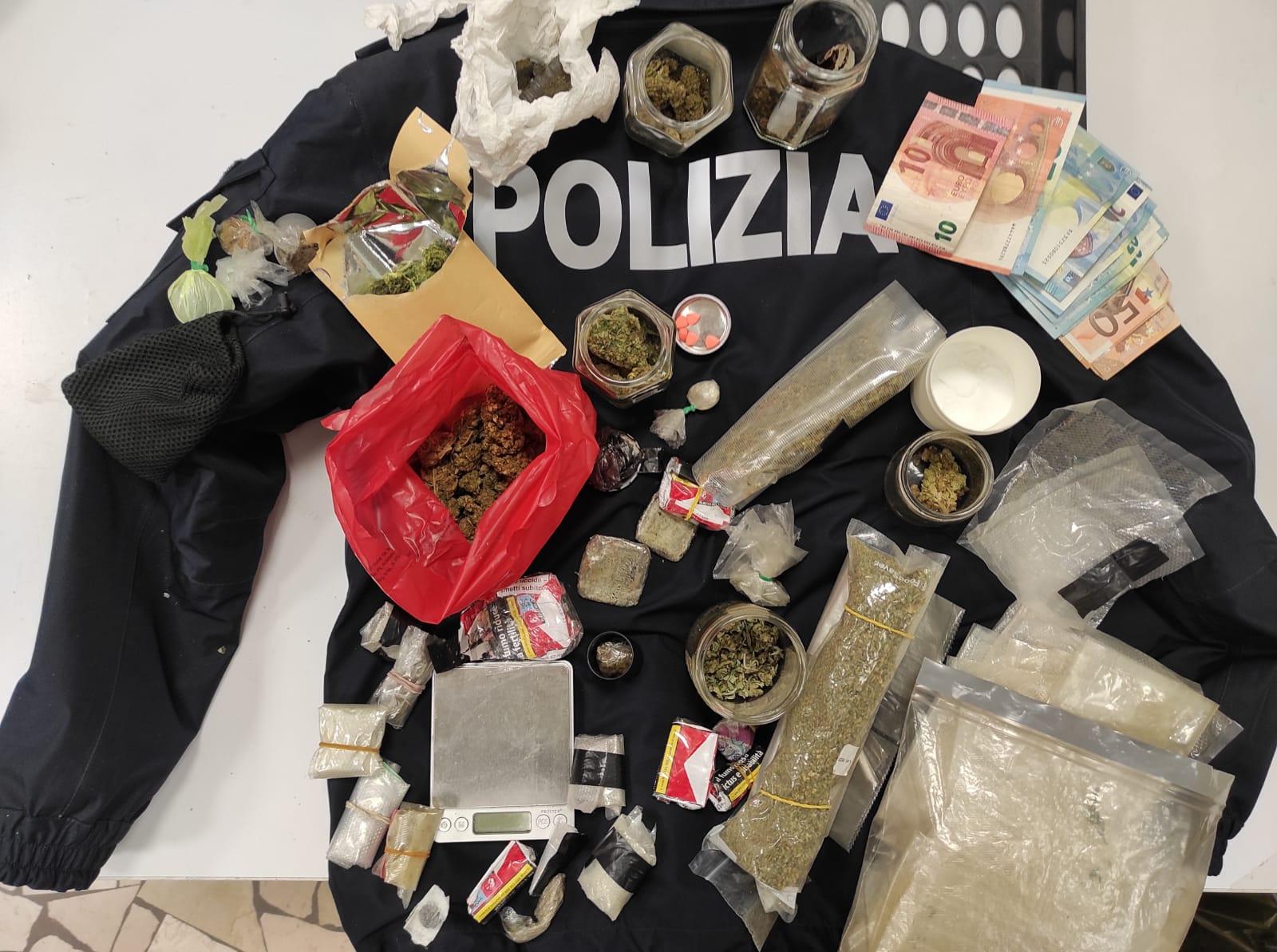 PADOVA – controllato dalla Volante e sorpreso con marijuana, hashish e MDMA. 52enne arrestato per spaccio e detenzione di stupefacenti.