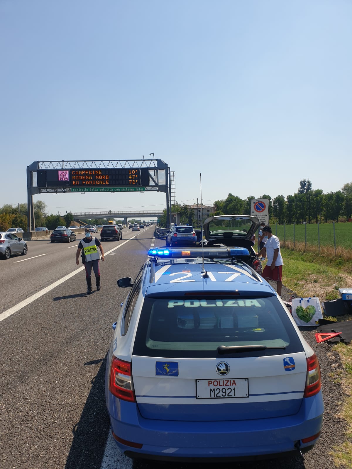Polizia Stradale di Parma, bollino nero in autostrada: una pattuglia interviene in A1  per prestare soccorso ad una famiglia a cui è esploso uno pneumatico, messi in salvo