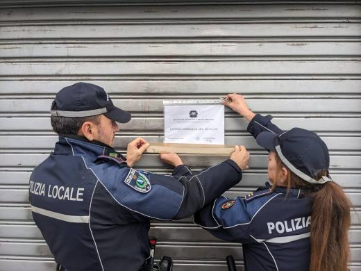 IL QUESTORE DISPONE LA CHIUSURA DI UN MINIMARKET A SEREGNO PER MOTIVI DI SICUREZZA E SALUTE PUBBLICA: SOMMINISTRATI ALCOLICI A MINORI INFRASEDICENNI.