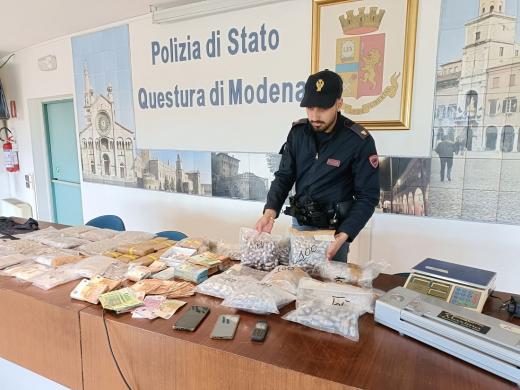 18 kg di hashish e oltre 57mila euro nascosti nel frigorifero e nel vano caldaia: due arresti della Polizia di Stato