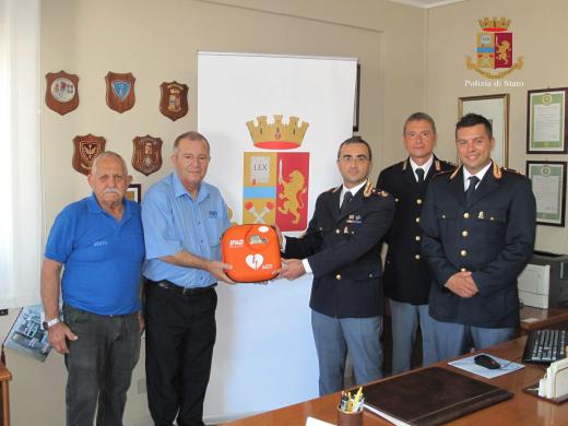 La Polizia di Stato di Vittoria riceve in dono un  defibrillatore portatile dall’AVIS comunale