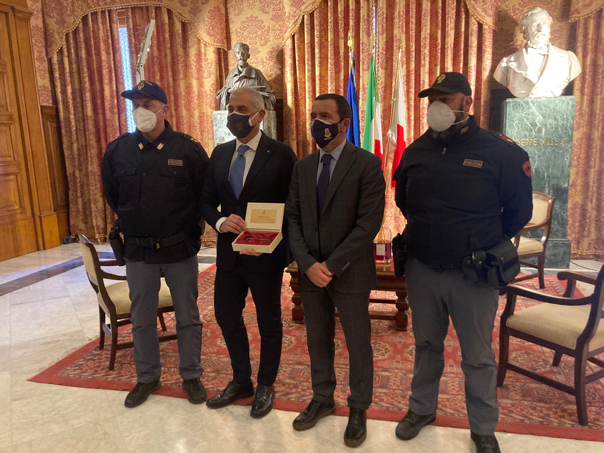 Il Questore di Bari, Dirigente Generale Dr. Giuseppe BISOGNO, si congratula con il Dr. Michele DE TULLIO ex Dirigente della Digos per aver ricevuto le chiavi della città