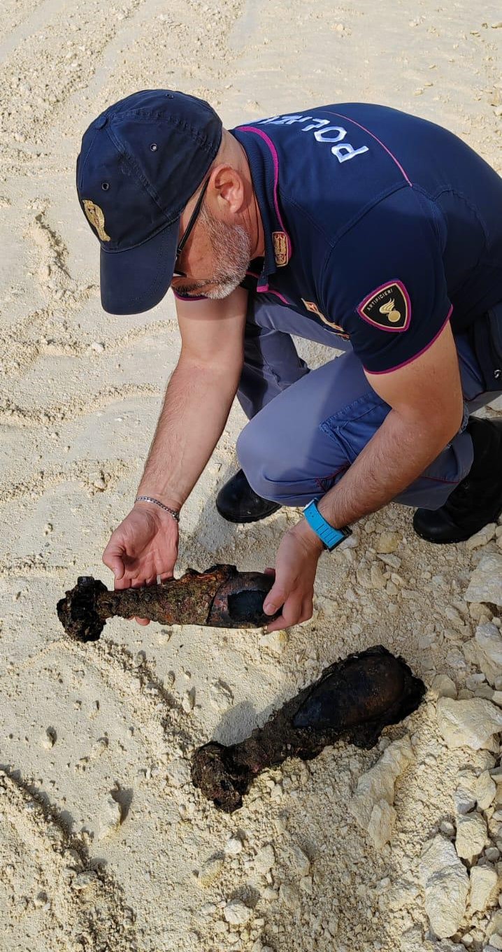 DUE ORDINI TROVATI NEL MOLO DI SAN GIOVANNI LI CUTI, MESSI IN SICUREZZA DALLA POLIZIA DI STATO