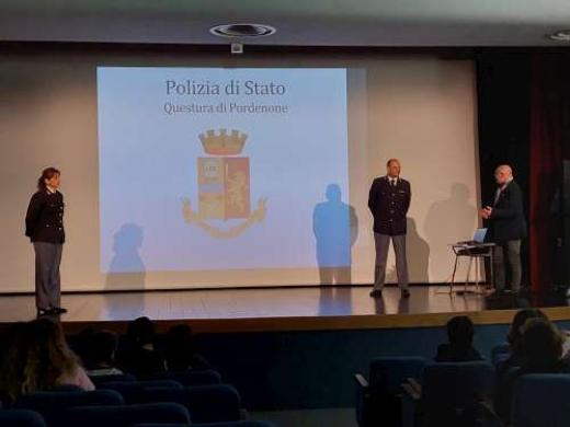 La Polizia di Stato di Pordenone incontra gli studenti dell’Istituto Comprensivo di Zoppola (PN)