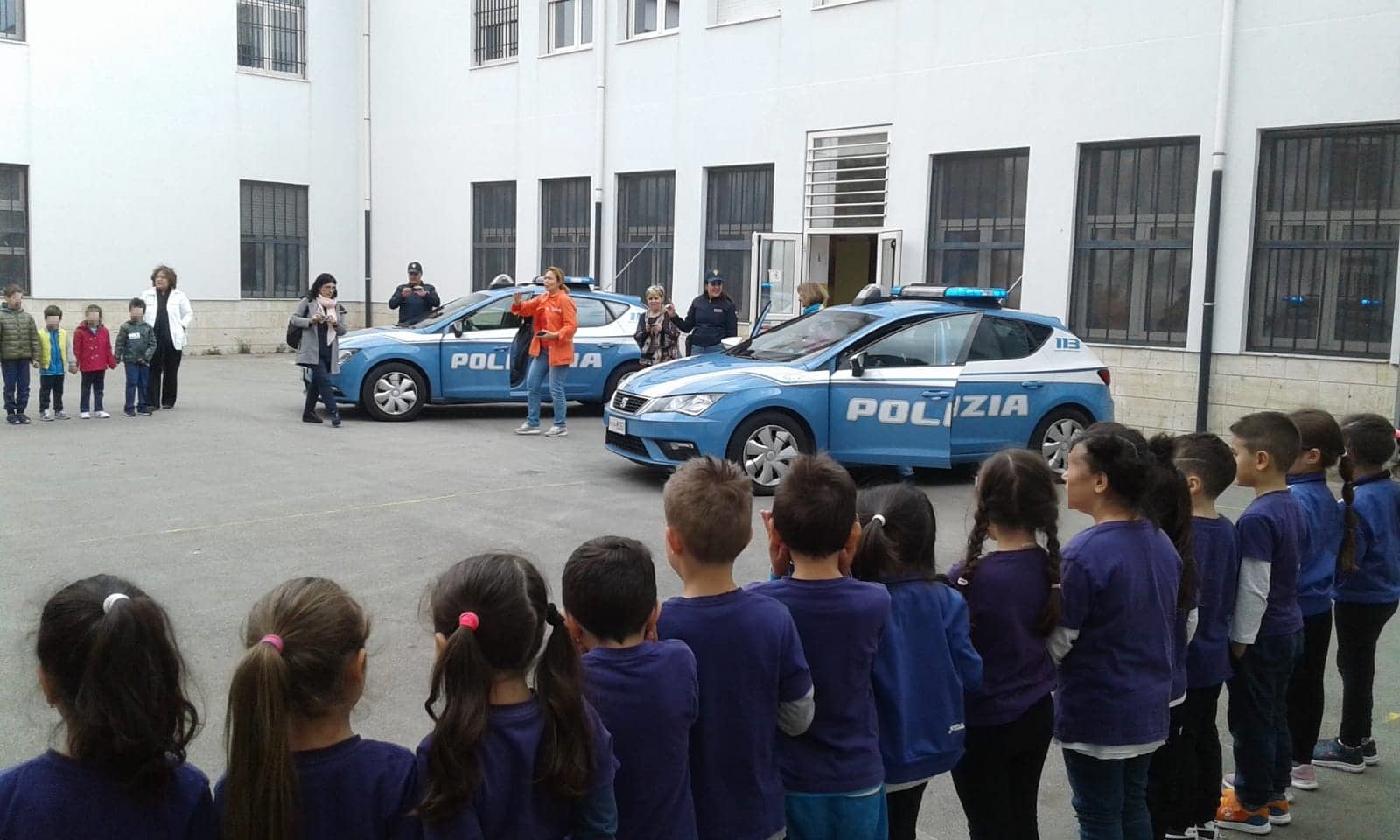 la polizia incontra i bambini della scuola Balsamo di San Cataldo