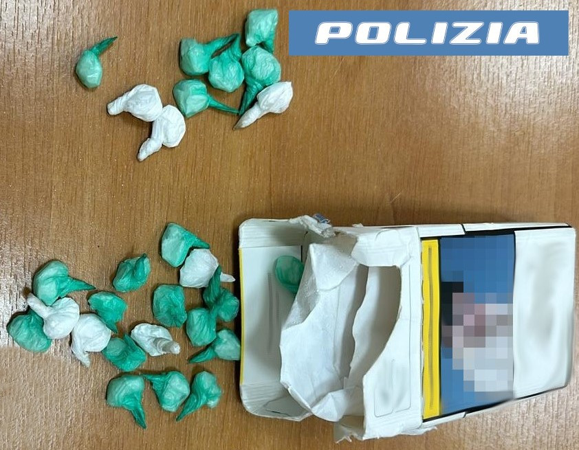 NASCONDEVA LA DROGA A CASA DELLA NONNA: GIOVANE PUSHER ARRESTO DAGLI AGENTI DEL COMMISSARITO DI ACIREALE