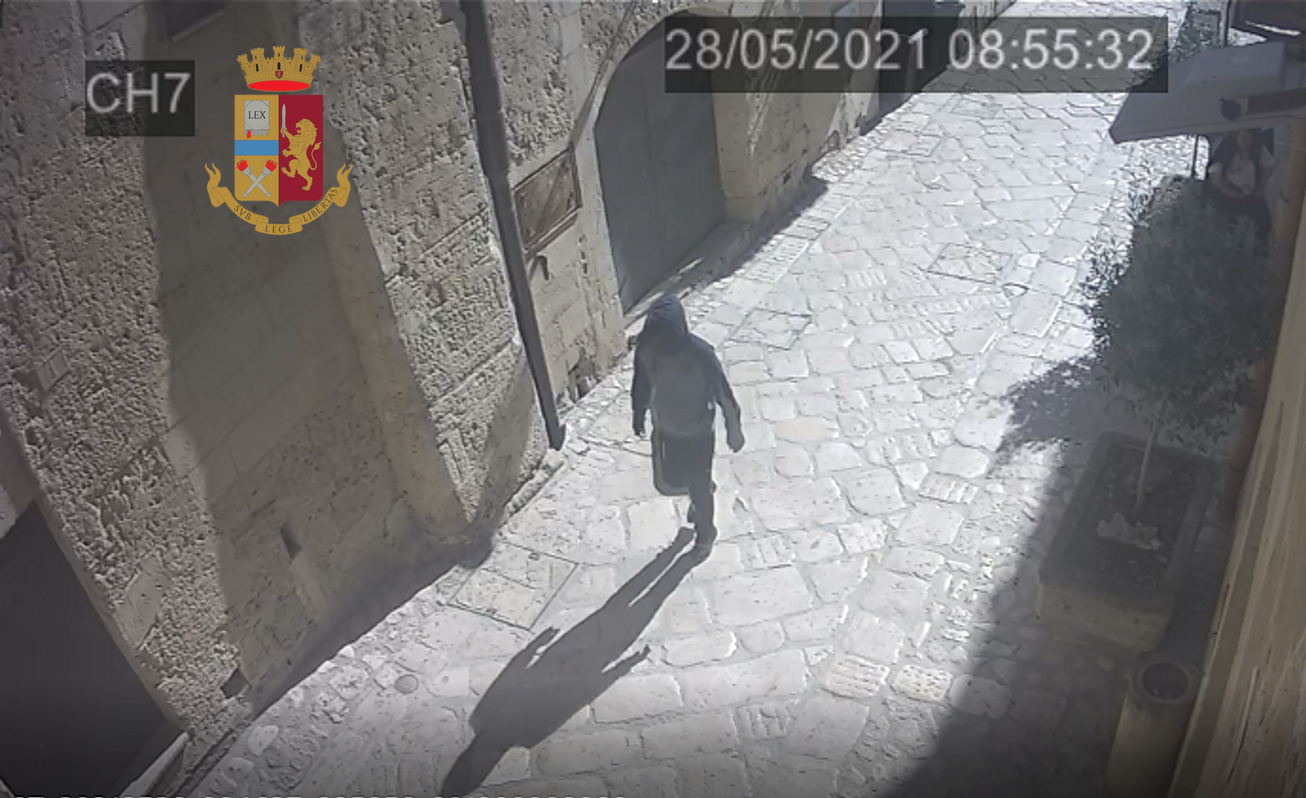 Rapina una donna mentre fa jogging nei Sassi, ventenne agli arresti domiciliari