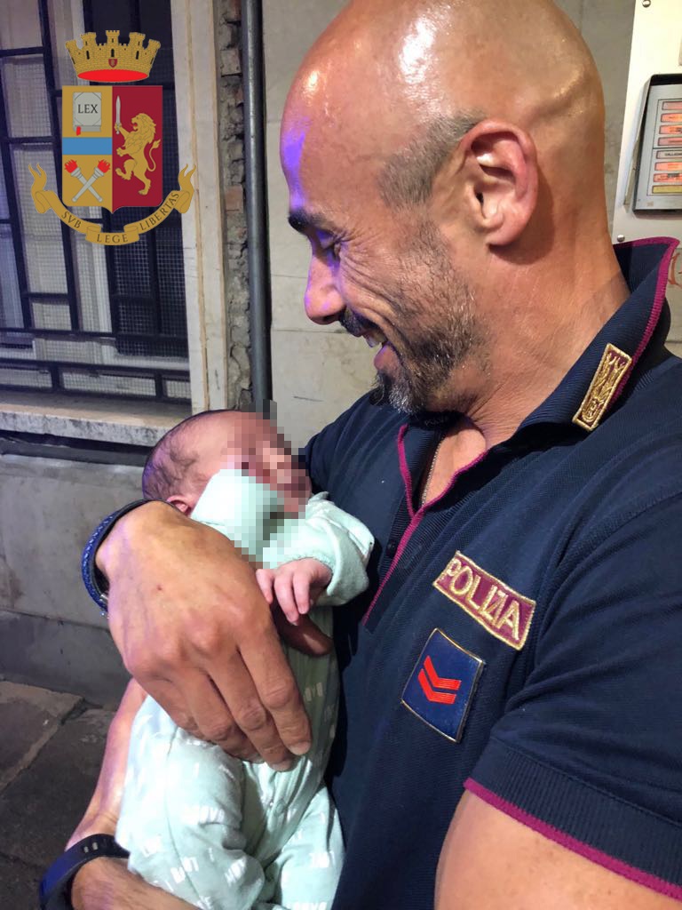 Polizia di Stato presta i primi soccorsi ad un neonato abbandonato