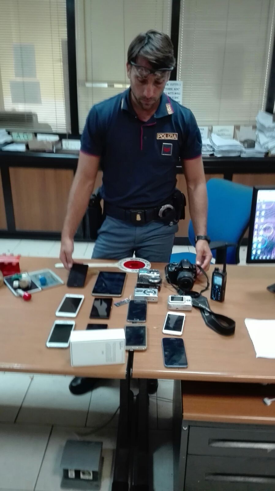Bloccato dalla Polizia mentre allestiva una bancarella di telefoni e fotocamere rubate a ridosso di Piazza Garibaldi