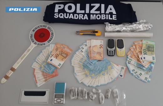 Pisa: la Polizia di Stato arresta un soggetto senegalese irregolare sul territorio nazionale per detenzione ai fini di spaccio di sostanze stupefacenti.